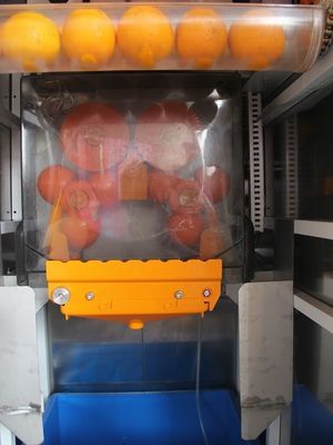 Cold Refrigerator Orange Fresh Vending Machine , Juice Vending Machine